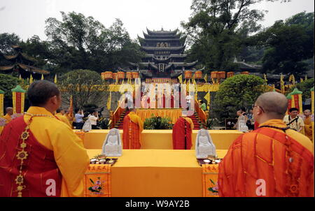 Chinesische Buddhistische Mönche beten während einer Zeremonie für regilding ein Buddha Statue in der Großen Buddha Tempel Tongnan in Chongqing, China, 26. Mai 2010. Bui Stockfoto