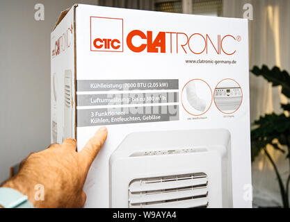 Paris, Frankreich, 23.Juni, 2019: Der junge Mann, der auf Deutsche Beschreibung vor der Installation neue tragbare Klimaanlage AC im heißen Sommer in seinem Wohnzimmer Clatronic Stockfoto