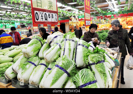 Chinesische Kunden shop für Gemüse in einem Supermarkt in Zouping County, Binzhou City, East China Provinz Shandong, 15. November 2010. China wird Stockfoto