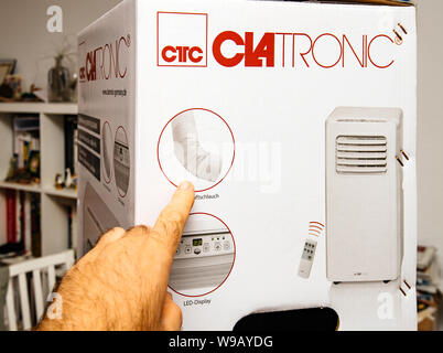 Paris, Frankreich, 23.Juni, 2019: Der junge Mann, der auf Zubehör Installation neue tragbare Klimaanlage AC im heißen Sommer in seinem Wohnzimmer Clatronic Stockfoto
