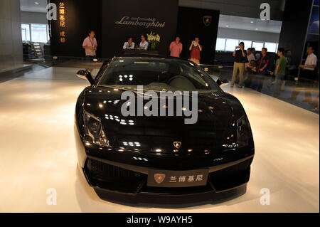 ------ Chinesischer Besucher Blick an einem Lamborghini Auto während eines Auto Show in Chongqing, China, 12. Juni 2009. China ist heute der zweitgrößte Lamborghini Stockfoto