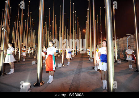 Expo Personal haul nationale Flaggen der Länder in der Shanghai Expo teilnehmen, nach der Schließung der Weltausstellung Expo 2010 im Expo Park in Stockfoto