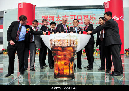 Muhtar Kent, Mitte, Vorsitzender und CEO von The Coca-Cola Company, Clive Saffery, Dritte rechts, CEO von China Operationen der Swire Beverages Ltd., und andere Stockfoto