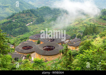 Luftaufnahme von Tianluokeng Tulou Cluster mit Nebel Stockfoto