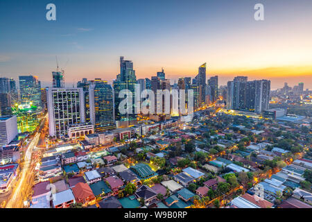 Eleveted, Nachtaufnahme von Makati, dem Geschäftsviertel von Metro Manila, Philippinen