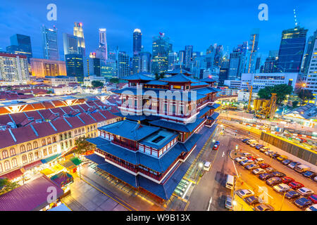 Der Buddha Zahns Tempel in Singapur bei Nacht Stockfoto