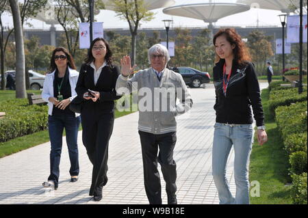 Bernie Ecclestone (R2), kommerzielle Supremo der Formel 1 (F1), ist auf dem Shanghai International Circuit Park in Shanghai, China, April 17, 2 Stockfoto