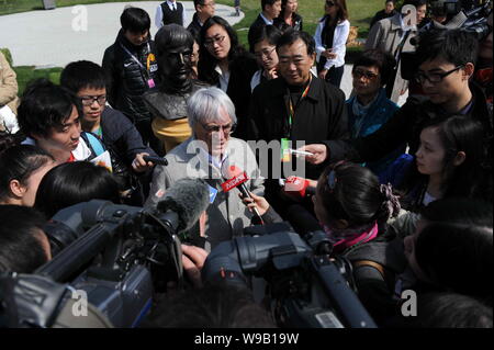 Bernie Ecclestone (C), kommerzielle Supremo der Formel 1 (F1), wird von Journalisten auf dem Shanghai International Circuit Park in Shanghai umgeben Stockfoto