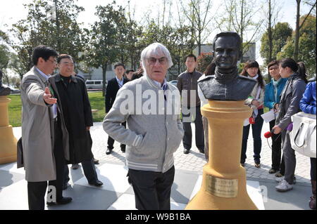 Bernie Ecclestone, kommerzielle Supremo der Formel 1 (F1), steht neben einer Statue von Rubens Barrichello, der Meister von 2004 F1 Shanghai Grand P Stockfoto