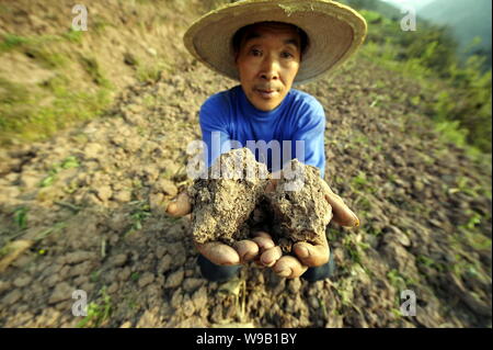 Ein chinesischer Bauer zeigt Getrocknete Boden in seinem eingereicht bei einer schweren Dürre in der Stadt Sanhe, Fengdu County, im Südwesten von China Chongqing Gemeinde, 21. März Stockfoto