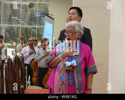 Manila, Philippinen. 1 Jan, 2012. Staatssekretär für Bildung, Leonor Briones und Kabinettsmitglied, Karlo Nograles singen die Philippinische Nationalhymne während der 132. Jahrestag. Manila Bürgermeister, Francisco Moreno Isko ''''Domagoso, den 132. Jahrestag und die Enthüllung des Neu nachgerüstet Gebäude der Philippinen "Nationale Bibliothek ziert. Credit: Josefiel Rivera/SOPA Images/ZUMA Draht/Alamy leben Nachrichten Stockfoto