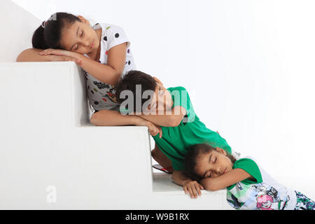 Gruppe von Kindern schlafen auf Treppen Stockfoto