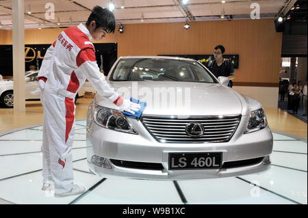 ---- Ein chinesischer Arbeiter Stäube aus ein Lexus LS 460 l bei einem Auto Show in Chongqing, China, 12. Juni 2009. China Qualitätsprüfung Behörden sagten, Stockfoto