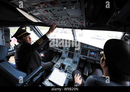 Chinesische Piloten test control system im Cockpit eines Airbus A319 Flugzeug am Internationalen Flughafen Jiangbei in Chongqing Chongqing, China, 26 Marc Stockfoto