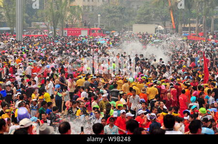 Chinesen Spritzwasser in einem großen Brunnen Wasser während einer Feier für die Water-Splashing Festival in Hangzhou City, Xishuangbanna Dai zu speichern. Stockfoto