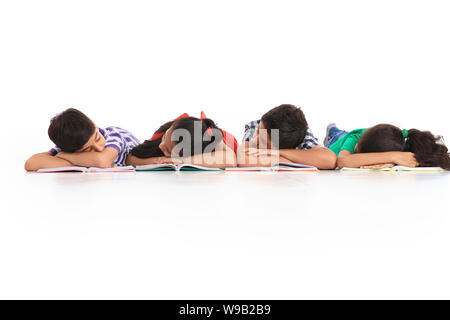 Gruppe der Kinder, die in Folge Stockfoto