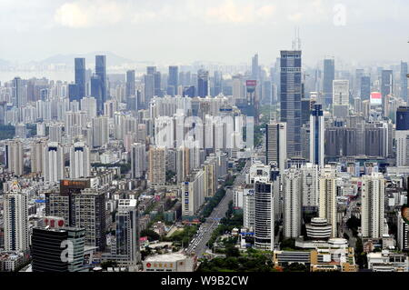 Anzeigen von Clustern von Wolkenkratzern, Hochhaus Büro- und Wohngebäuden Mehrfamilienhäusern in Shenzhen City, South China Guangdong Provinz, 11. August 201 Stockfoto