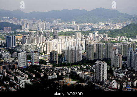 Anzeigen von Clustern von Wolkenkratzern, Hochhaus Büro- und Wohngebäuden Mehrfamilienhäusern in Shenzhen City, South China Guangdong Provinz, 11. August 201 Stockfoto