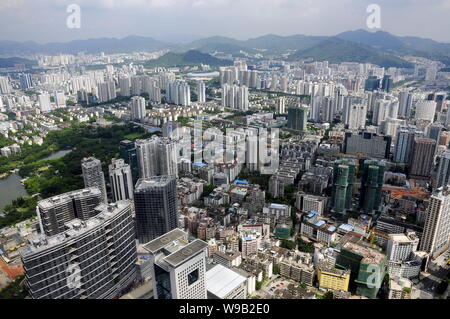 Anzeigen von Clustern von Wolkenkratzern, Hochhaus Büro- und Wohngebäuden Mehrfamilienhäusern in Shenzhen City, South China Guangdong Provinz, 11. August 201 Stockfoto