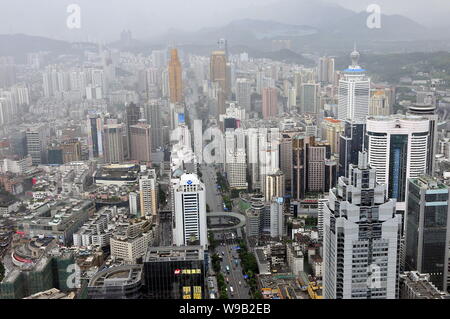 Anzeigen von Clustern von Wolkenkratzern, Hochhaus Büro- und Wohngebäuden Mehrfamilienhäusern in Shenzhen City, South China Guangdong Provinz, 11. August 201 Stockfoto