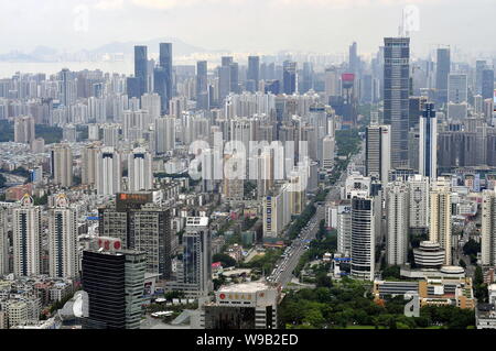 Anzeigen von Clustern von Wolkenkratzern, Hochhaus Büro- und Wohngebäuden Mehrfamilienhäusern in Shenzhen City, South China Guangdong Provinz, 11. August 201 Stockfoto