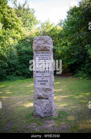 Die protagonistin Für die Sommerzeit William Willett memorial Sonnenuhr in Petts Wood, Kent, Großbritannien Stockfoto