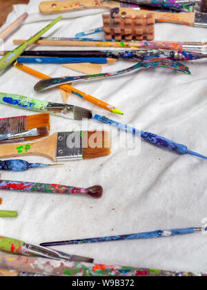 Künstler Pinsel. Flach vieler Künstler Tools auf weißem Stoff, moderne Ausstattung. Stockfoto