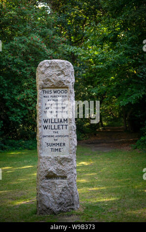 Die protagonistin Für die Sommerzeit William Willett memorial Sonnenuhr in Petts Wood, Kent, Großbritannien Stockfoto