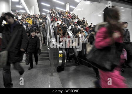 ---- Massen der Chinesischen Pendler und Passagiere sind in einer U-Bahn Station während der Rushhour in Shanghai, China, 1. Februar 2009 gesehen. China ur Stockfoto