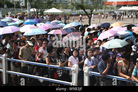 Besucherandrang auf Warteschlange Expo Park in Shanghai, China, 26. August 2010 ein. Die laufenden Shanghai World Expo 2010 hat 50 Mio. gegenüber Stockfoto