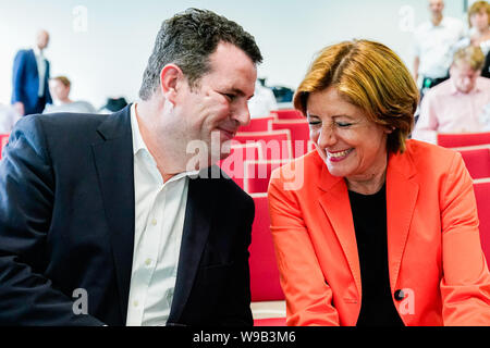 Ludwigshafen, Deutschland. 12 Aug, 2019. Hubertus Heil (SPD), Bundesminister für Arbeit und Soziales, und Malu Dreyer (SPD), Ministerpräsident von Rheinland-Pfalz, sprechen auf einer Pressekonferenz auf dem Gelände des Chemiekonzerns BASF. Foto: Uwe Anspach/dpa/Alamy leben Nachrichten Stockfoto