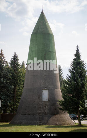 Zossen, Deutschland. 06 Aug, 2019. Eine hohe Bunker der Winkel Typ ist in der heutigen Wünsdorf-Waldstadt Wohngebiet. Der Bunker Stadt Wünsdorf, etwa 40 Kilometer von Berlin entfernt, ist einer der wichtigsten Standorte in der Geschichte des nationalsozialistischen Deutschland. Credit: Monika Skolimowska/dpa-Zentralbild/dpa/Alamy leben Nachrichten Stockfoto