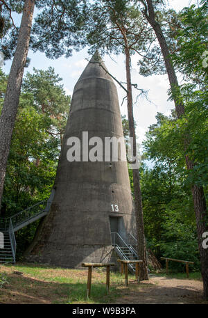 Zossen, Deutschland. 06 Aug, 2019. Eine hohe Bunker der Winkel Typ ist in der heutigen Wünsdorf-Waldstadt Wohngebiet. Der Bunker Stadt Wünsdorf, etwa 40 Kilometer von Berlin entfernt, ist einer der wichtigsten Standorte in der Geschichte des nationalsozialistischen Deutschland. Credit: Monika Skolimowska/dpa-Zentralbild/dpa/Alamy leben Nachrichten Stockfoto