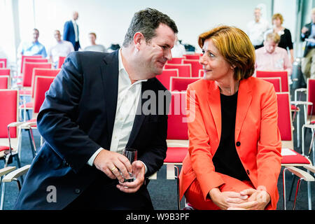 Ludwigshafen, Deutschland. 12 Aug, 2019. Hubertus Heil (SPD), Bundesminister für Arbeit und Soziales, und Malu Dreyer (SPD), Ministerpräsident von Rheinland-Pfalz, sprechen auf einer Pressekonferenz auf dem Gelände des Chemiekonzerns BASF. Foto: Uwe Anspach/dpa/Alamy leben Nachrichten Stockfoto