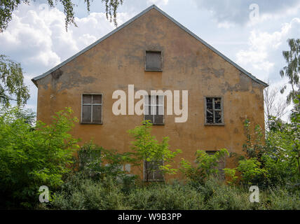 Zossen, Deutschland. 06 Aug, 2019. Ein verlassenes Gebäude steht in der Nähe des heutigen Wünsdorf-Waldstadt Wohngebiet. Der Bunker Stadt Wünsdorf, etwa 40 Kilometer von Berlin entfernt, ist einer der wichtigsten Standorte in der Geschichte des nationalsozialistischen Deutschland. Credit: Monika Skolimowska/dpa-Zentralbild/dpa/Alamy leben Nachrichten Stockfoto