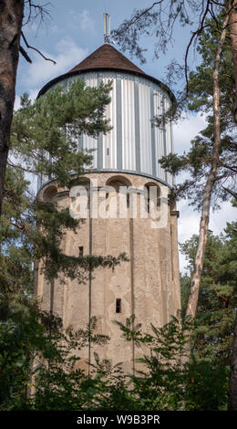 Zossen, Deutschland. 06 Aug, 2019. Ein Wasserturm steht in der Nähe des heutigen Wünsdorf-Waldstadt Wohngebiet. Der Bunker Stadt Wünsdorf, etwa 40 Kilometer von Berlin entfernt, ist einer der wichtigsten Standorte in der Geschichte des nationalsozialistischen Deutschland. Credit: Monika Skolimowska/dpa-Zentralbild/dpa/Alamy leben Nachrichten Stockfoto