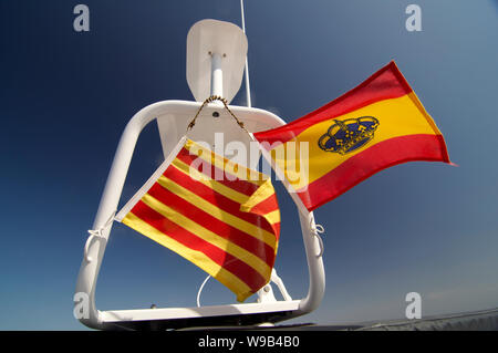 Katalanische und spanische Flaggen für Schiffe an der Costa Brava, Mittelmeer Stockfoto
