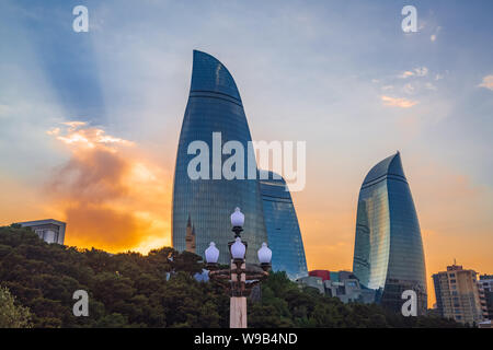 Baku, Aserbaidschan August 10, 2019 Blick auf die Flamme Türme bei Sonnenuntergang Stockfoto