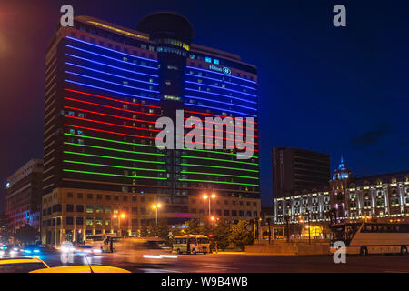 Baku, Aserbaidschan August 10, 2019 Hilton Hotel bei Nacht Stockfoto