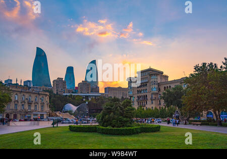 Baku, Aserbaidschan August 10, 2019 Blick auf die Seilbahn und die Flamme Towers Stockfoto