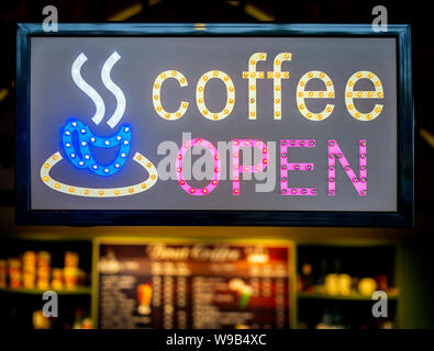 Bunte LED Coffee Shop anmelden. 'Kaffee' Light Box-Zeichen vor der Coffee Shop. Stockfoto