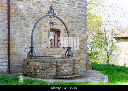 Alte gut in einem alten Gebäude auf dem Weg der Götter in Italien, zwischen Bologna und Florenz Stockfoto