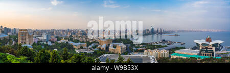 Baku, Aserbaidschan August 10, 2019 Ultrawide Panorama der Stadt Stockfoto