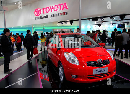 Chinesischen Autokäufer Blick an einem Toyota Auto während eines Auto Show in Peking, China, 26. April 2010. Toyota hat derzeit zwei Joint venture Partnerschaften ich Stockfoto