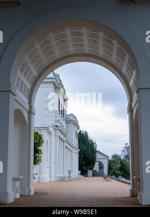 Arch im neu renovierten Gunnersbury Park und Museum auf der Gunnersbury Immobilien, West London UK, einst im Besitz der Familie Rothschild Stockfoto