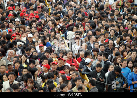 Massen von Besuchern Schlange der Welt Expo Park in Shanghai, China, 24. Oktober 2010 ein. Mehr als 70 Millionen Menschen besuchten die 2010 Worl Stockfoto