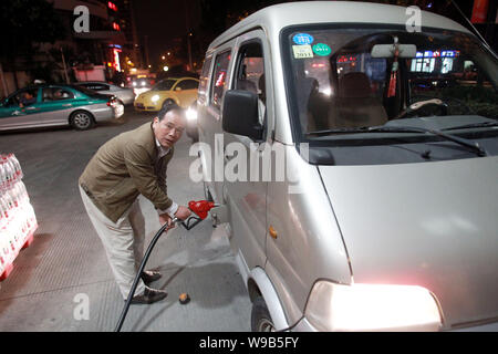 Eine chinesische Fahrer tankt seinen Minivan an einer Tankstelle vor dem Anstieg der Kraftstoffpreise in Hangzhou City, East China Zhejiang provinz, 25. Oktober 2010. Stockfoto