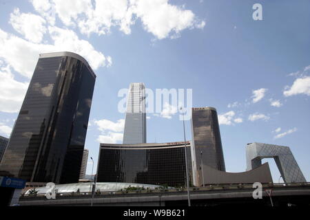 ---- Blick auf das China World Trade Center I und II, vorne, das China World Trade Center Tower III, am höchsten, die neuen CCTV-Turm, hinten rechts und ot Stockfoto