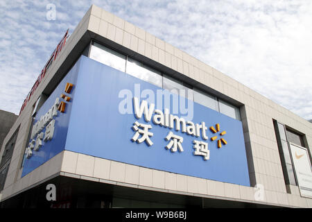 ---- Blick auf ein Wal-Mart Supercenter in Nanjing City, East China Jiangsu Provinz, 23. September 2010. Der Weltgrößte Einzelhändler Wal-Mart plant Stockfoto