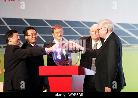 (Von links) Wang Chuanfu, Vorstandsvorsitzender und Präsident von BYD Auto, Deng Xiaogang, Vice Chairman der Autonomen Region Tibet, Microsoft Mitbegründer Bill Gates Stockfoto